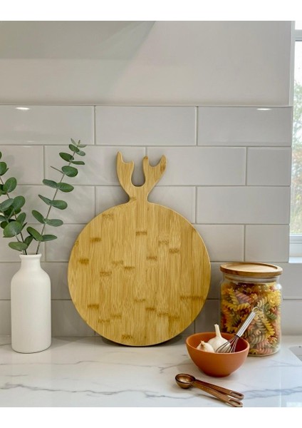 Geyikli Bambu Sunum Tahtası – Yuvarlak - En Büyük Boy 38 cm | Doğal Bambu & Geyik Bambu Kesme Tahtası