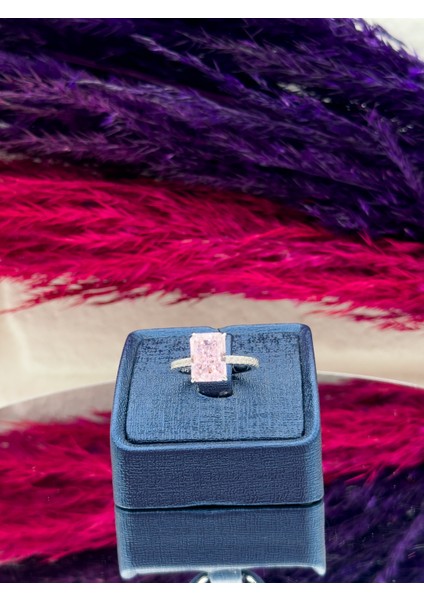 925 Ayar Gümüş Baget Pembe Kuvars Taşlı Pırlanta Montürlü Trend Kadın Yüzük