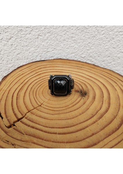 925 Ayar Gümüş Şık Tasarım Siyah Taşlı Erkek Yüzük – El Işçiliği - Kare - Yan Kenarları Işlemeli