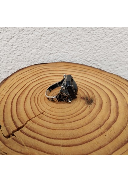 925 Ayar Gümüş Şık Tasarım Siyah Taşlı Erkek Yüzük – El Işçiliği - Kare - Yan Kenarları Işlemeli fiyatları