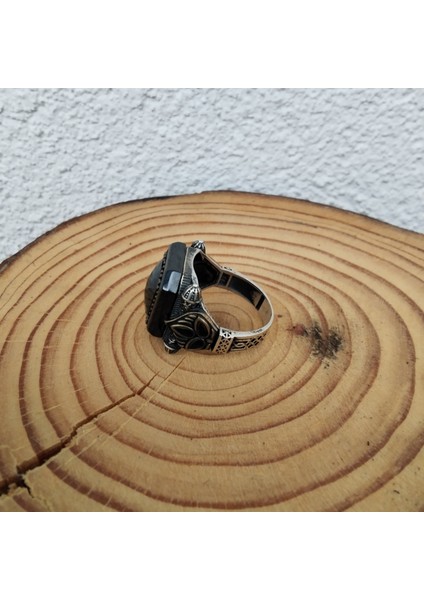 925 Ayar Gümüş Şık Tasarım Siyah Taşlı Erkek Yüzük – El Işçiliği - Kare - Yan Kenarları Işlemeli modelleri