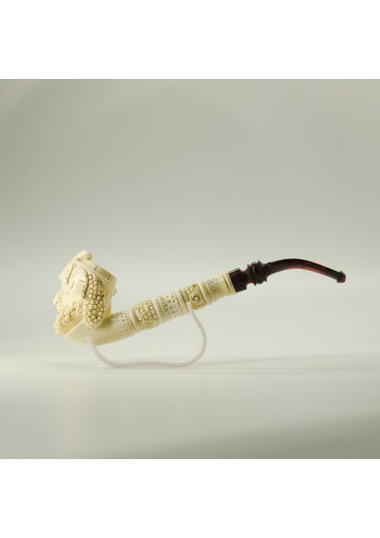 El Oyması Lületaşı Pipo – Dionysos (Üzüm/asma) Figürlü, Akrilik Ağızlık, Özel Kutulu, 20 cm