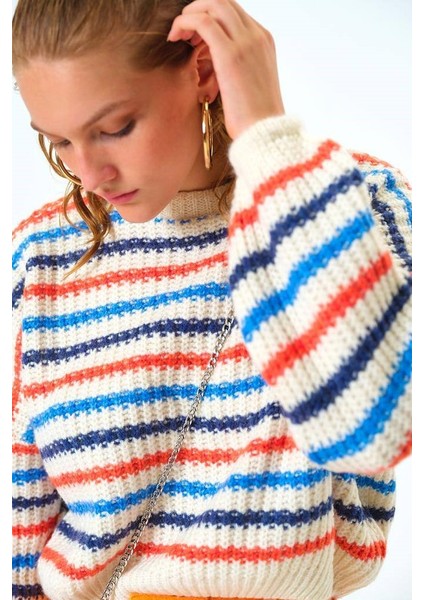 Renkli Çizgili Dökümlü Kısa Kazak fırsatları