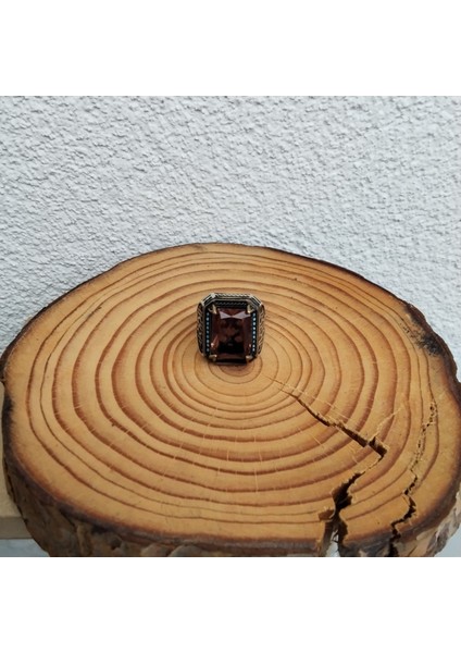 925 Ayar Gümüş Şık Tasarım Zeytin Yeşili Taş Detaylı Erkek Yüzük - Kenarları Tasarım Işlemeli fiyatları