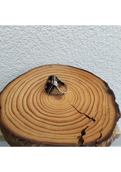 925 Ayar Gümüş Şık Tasarım Zeytin Yeşili Taş Detaylı Erkek Yüzük - Kenarları Tasarım Işlemeli modelleri