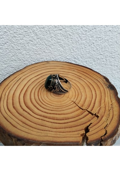 925 Ayar Gümüş Şık Tasarım Koyu Yeşil Taş Detaylı Erkek Yüzük - Kenarları Işlemeli fiyatları