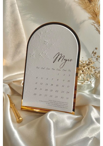 Gold Standlı Kabartmalı 2026 Masa Takvimi – Taş Desenli Fantazi Kağıt & Altın Yaldızlı Tasarım