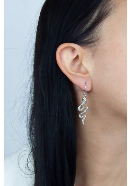 Yılan Figür Gümüş Renk Sallantı Küpe