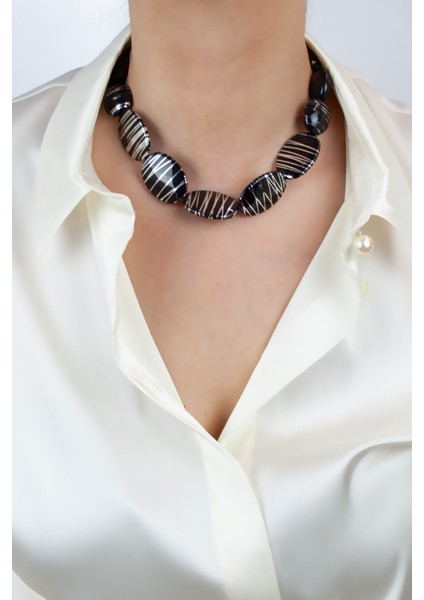 Gümüş Varak Detay Siyah Kadın Kolye