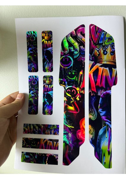 King Bisiklet Sticker Seti 9 Parça – Renkli Maşa Kadro Etiketi Hologram