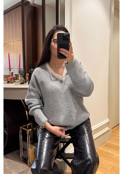 Yakası Renkli Triko Kazak- Gri