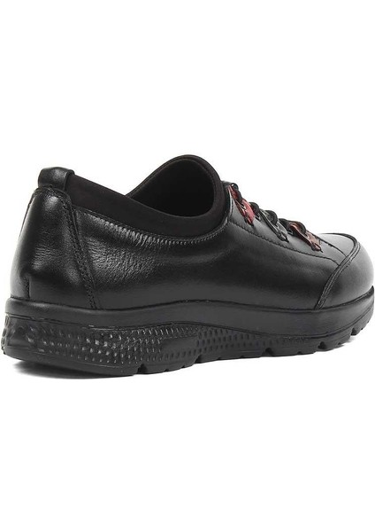 Kadın Siyah Bağcıklı Deri Ayakkabı fırsatları