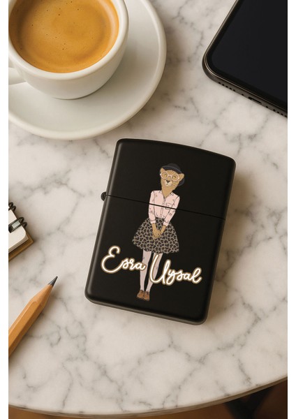 Kişiye Özel Isim Yazılı Fontlu Baskılı Benzinli Çakmak Özel Tasarım Hediyelik Miss Leo