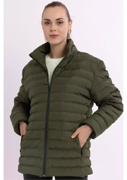 İçi Astarlı Su ve Rüzgar Geçirmez Cepli Kadın Mont