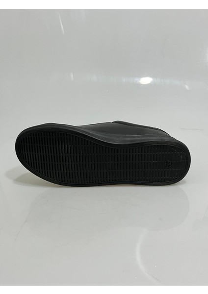 2885 Wickers Siyah-Siyah Bağcıklı Kalp Detaylı Bayan Spor Ayakkabısı indirimleri