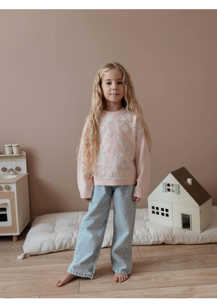 Pembe Çiçek Desenli Kazak ve Açık Mavi Kot Pantolon Kız Çocuk Takımı - Şık ve Rahat Kış Kombini 1828