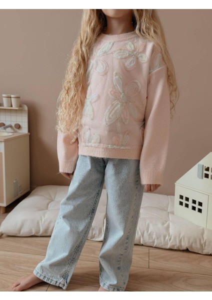 Pembe Çiçek Desenli Kazak ve Açık Mavi Kot Pantolon Kız Çocuk Takımı - Şık ve Rahat Kış Kombini 1828 modelleri