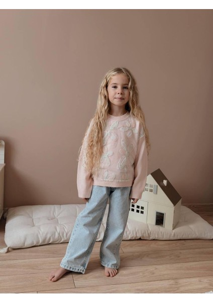 Pembe Çiçek Desenli Kazak ve Açık Mavi Kot Pantolon Kız Çocuk Takımı - Şık ve Rahat Kış Kombini 1828 fırsatları