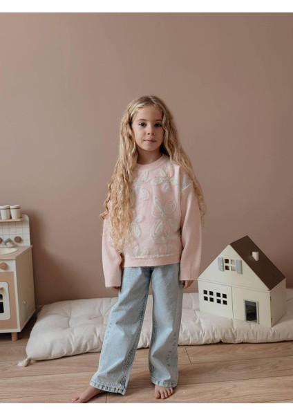 Pembe Çiçek Desenli Kazak ve Açık Mavi Kot Pantolon Kız Çocuk Takımı - Şık ve Rahat Kış Kombini 1828 indirimleri