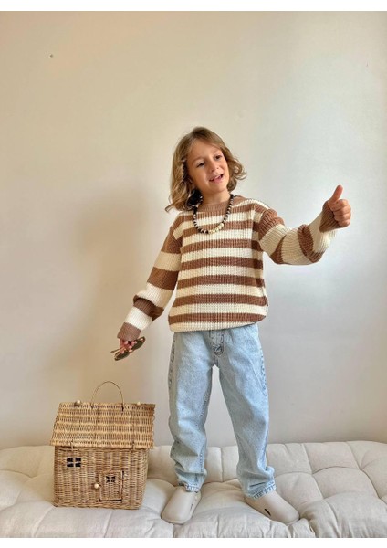 Kahve Ekru Çizgili Triko Kazak ve Açık Mavi Kot Pantolon Erkek Çocuk Takımı - Rahat ve Şık Kış Kombini 1822 fiyatları