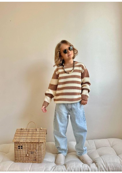 Kahve Ekru Çizgili Triko Kazak ve Açık Mavi Kot Pantolon Erkek Çocuk Takımı - Rahat ve Şık Kış Kombini 1822 modelleri