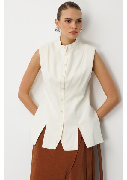 Dik Yaka Yırtmaç Detaylı Ekru Yelek fırsatları