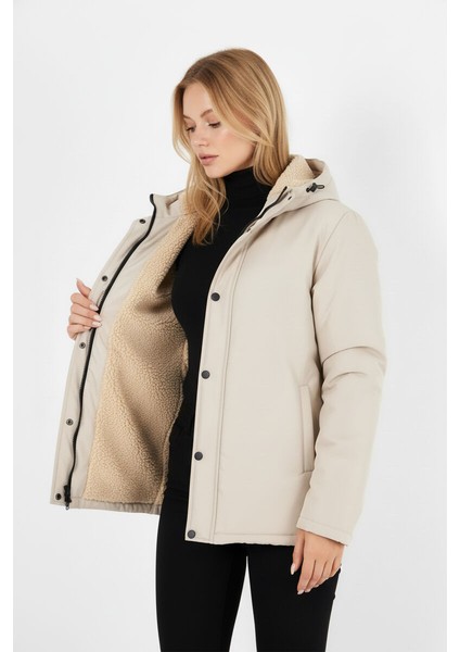 İçi Kürklü Su ve Rüzgar Geçirmez Cepli Kapüşonlu Kadın Mont