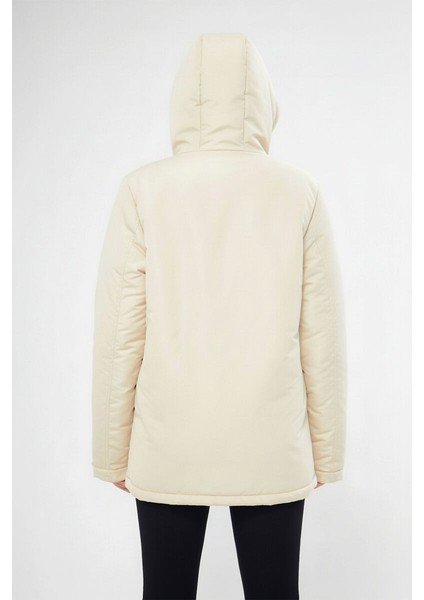 İçi Kürklü Su ve Rüzgar Geçirmez Cepli Kapüşonlu Kadın Mont