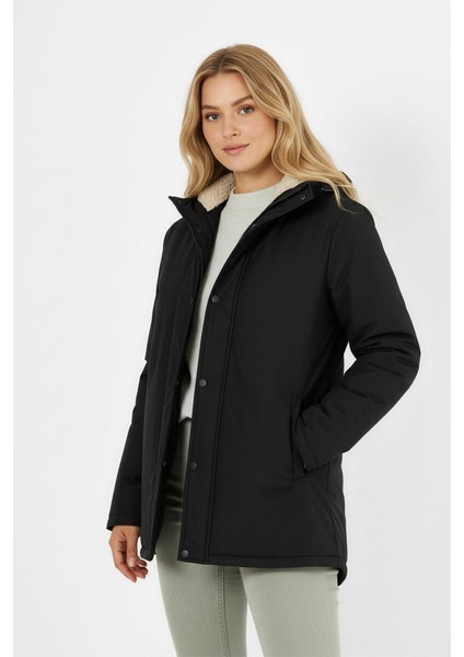 İçi Kürklü Su ve Rüzgar Geçirmez Cepli Kapüşonlu Kadın Mont