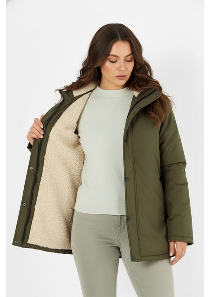 İçi Kürklü Su ve Rüzgar Geçirmez Cepli Kapüşonlu Kadın Mont