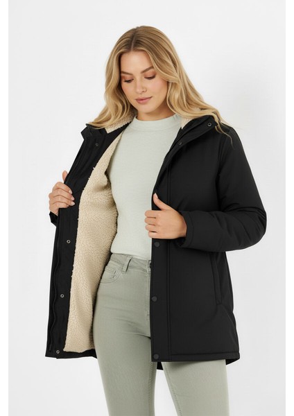 İçi Kürklü Su ve Rüzgar Geçirmez Cepli Kapüşonlu Kadın Mont