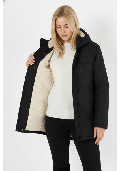 İçi Kürklü Su ve Rüzgar Geçirmez Cepli Kapüşonlu Kadın Mont