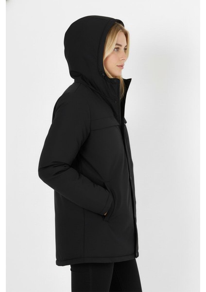 İçi Kürklü Su ve Rüzgar Geçirmez Cepli Kapüşonlu Kadın Mont