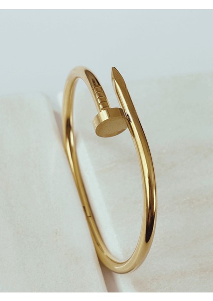 Çivi Detaylı Gold Kelepçe modelleri