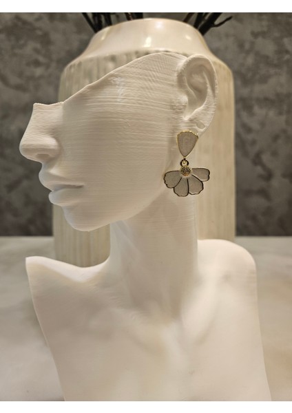 Sallantılı Beyaz Papatya Küpe modelleri