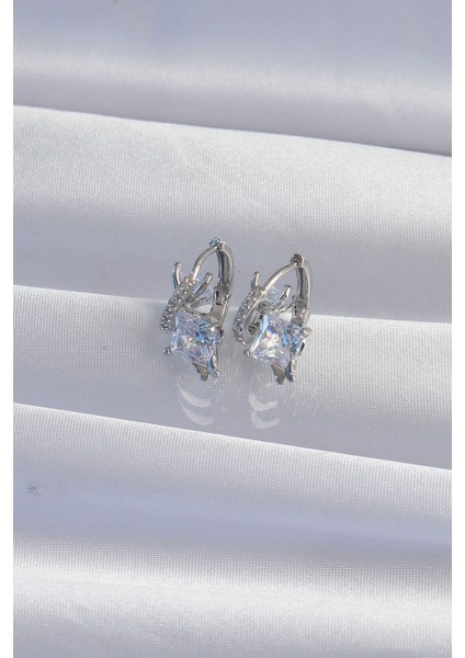 Pirinç Gümüş Renk Iri Zirkon Taşlı Kıvrımlı Minimal Kelebekli Halka Küpe modelleri