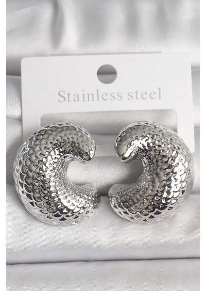 Pirinç Gümüş Renk Yılan Sırtı Işlemeli Yarım Halka Model Kadın Küpe