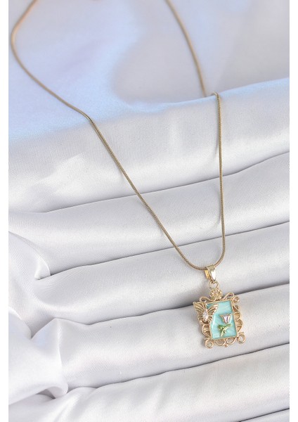 316L Çelik Gold Renk Zincir Mavi Mineli Çiçek Işlemeli Zirkon Taşlı Kelebek Detay Portre Model Kadın Kolye