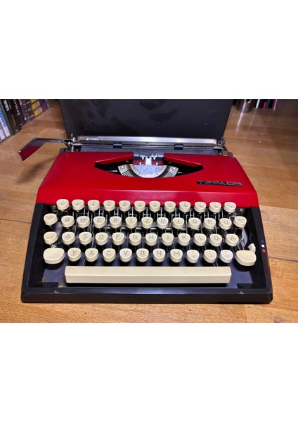 Tippa S Kırmızı Siyah Renkli Çantalı Daktilo - Sorunsuz Çalışır Durumda.