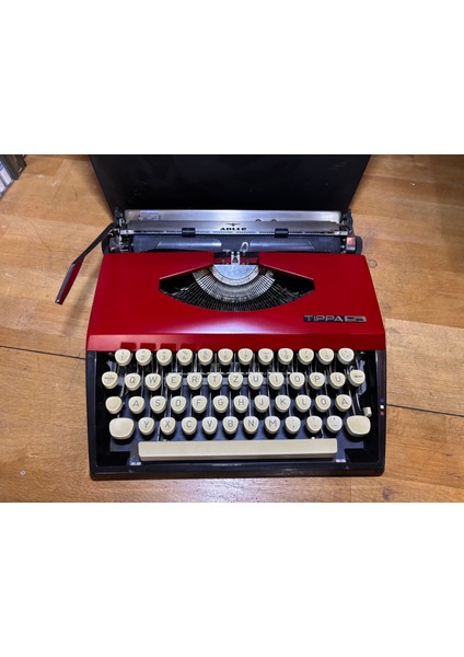 Tippa S Kırmızı Siyah Renkli Çantalı Daktilo - Sorunsuz Çalışır Durumda. fiyatları