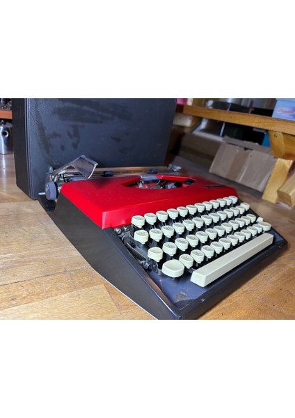 Tippa S Kırmızı Siyah Renkli Çantalı Daktilo - Sorunsuz Çalışır Durumda. modelleri