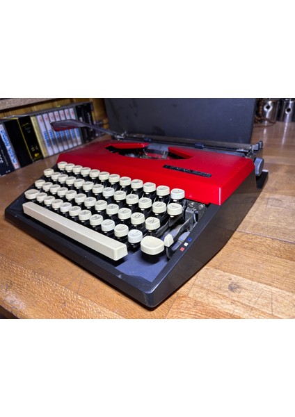 Tippa S Kırmızı Siyah Renkli Çantalı Daktilo - Sorunsuz Çalışır Durumda. fırsatları