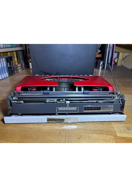 Tippa S Kırmızı Siyah Renkli Çantalı Daktilo - Sorunsuz Çalışır Durumda. indirimleri