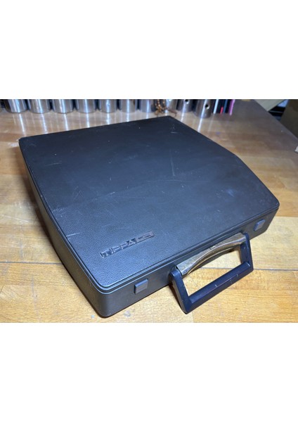 Tippa S Kırmızı Siyah Renkli Çantalı Daktilo - Sorunsuz Çalışır Durumda.