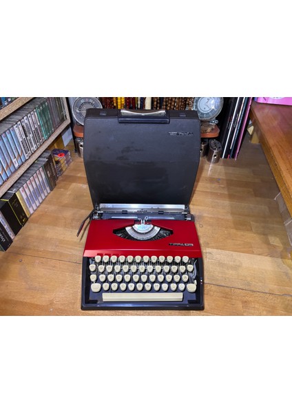 Tippa S Kırmızı Siyah Renkli Çantalı Daktilo - Sorunsuz Çalışır Durumda.