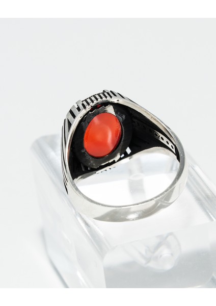 Modern Desenli Kırmızı Akik Taşlı 925 Ayar Gümüş Erkek Yüzük – Güç ve Asaletin Simgesi