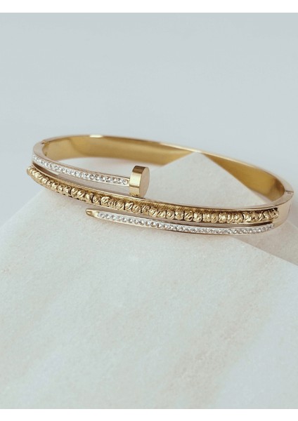 Çift Sıra Taşlı Çivi Detaylı Gold Kelepçe