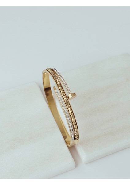 Çift Sıra Taşlı Çivi Detaylı Gold Kelepçe modelleri