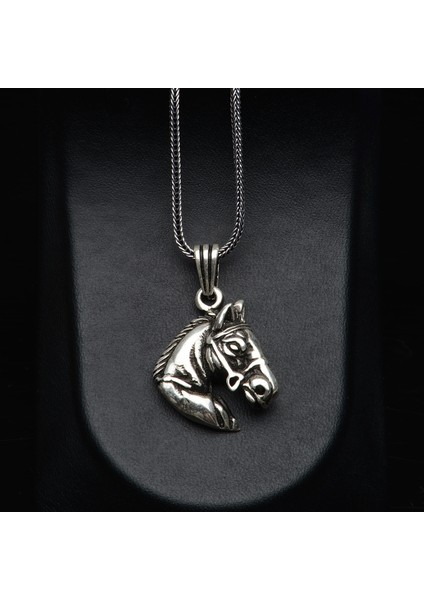 557 At Başı Şekilli Gümüş Kolye