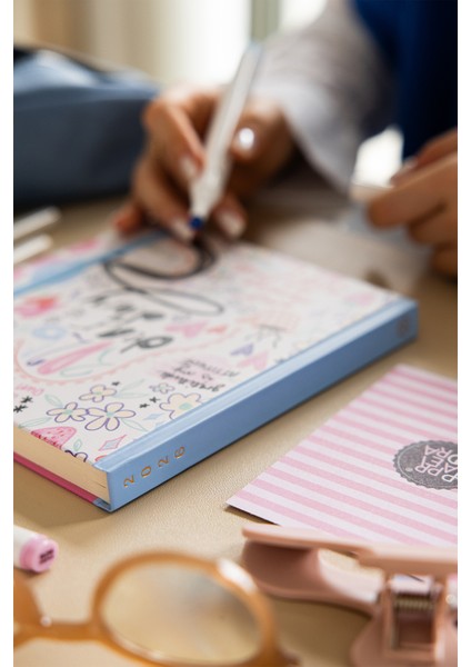 2026 Dikey Haftalık Ajanda 12 Aylık Sert Kapak 18 x 20 cm - Çok Renkli modelleri